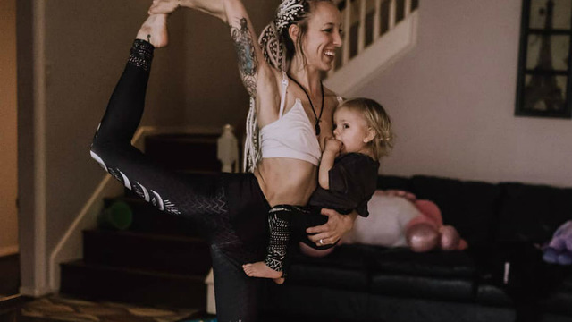 Yoga Yaparken Bebeğini Emzirdiği İçin Eleştirilerin Hedefi Olan Anne