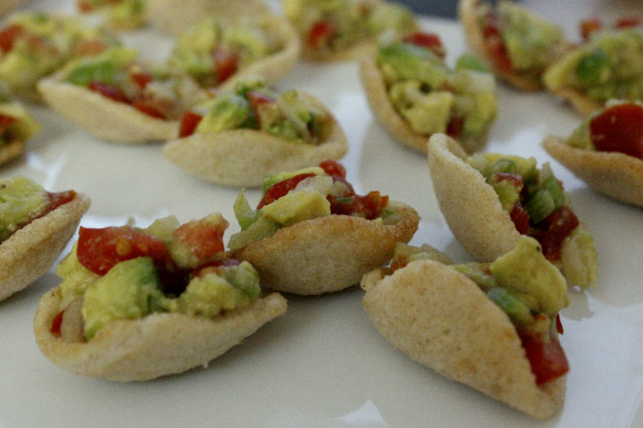 Pratik Atıştırmalık: Guacamole Soslu Karidesli Cipsler