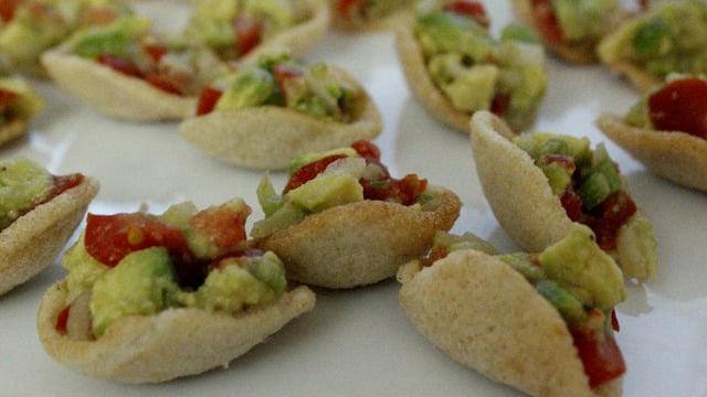Pratik Atıştırmalık: Guacamole Soslu Karidesli Cipsler