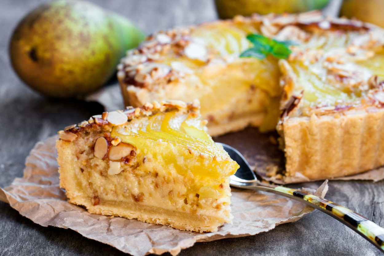 Yumuşacık İç Dolgusuyla: Bademli Armutlu Tart