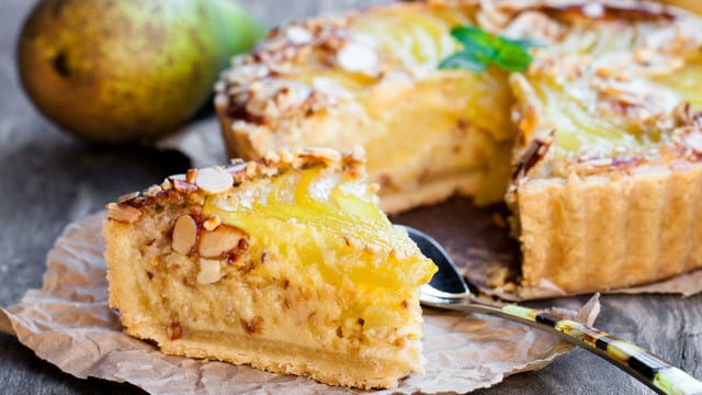 Yumuşacık İç Dolgusuyla: Bademli Armutlu Tart