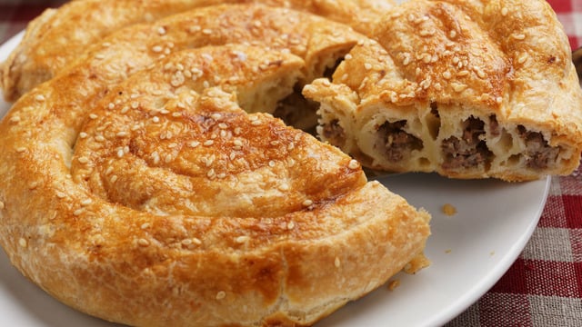 Kıymalıya Rakip: Kavurmalı Börek