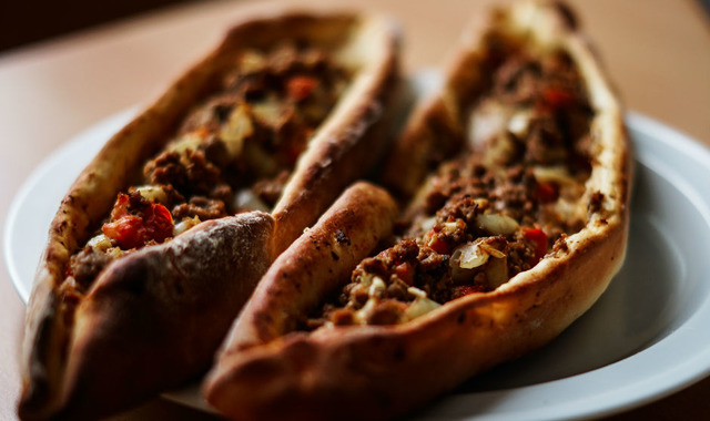 Yanına da Ayran: Kavurmalı Pide