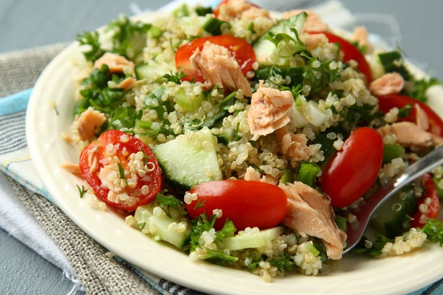 ton balikli-kinoa-salatasi