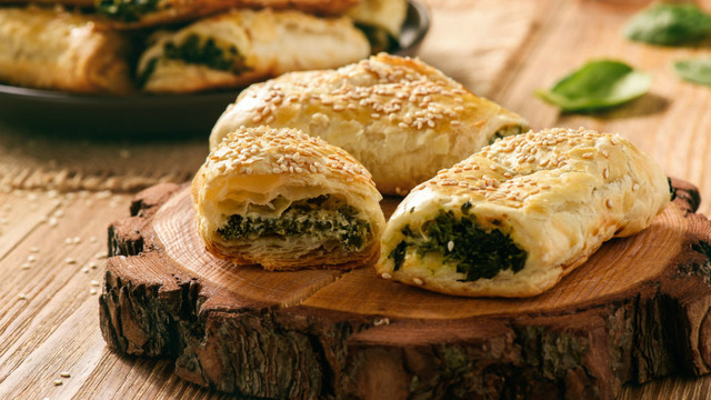Bir Tepsi Yetmez: Ispanaklı Rulo Börek